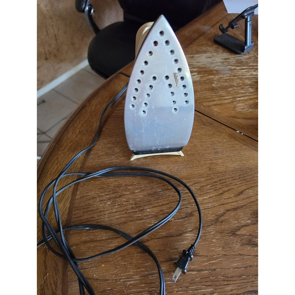 Vintage Black & Decker Light 'N Easy Steam Dry Iron, Works Great